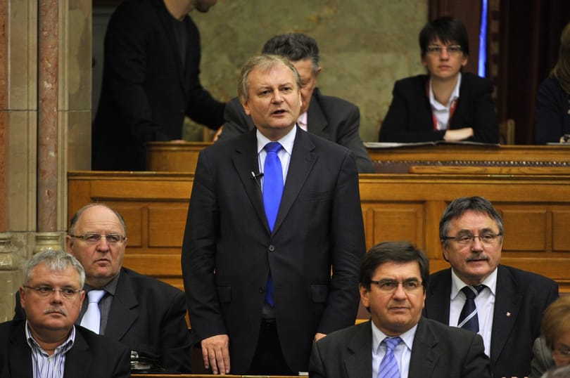 Azzal vádolják Hillert, hogy a Fidesz irányába mozdult el