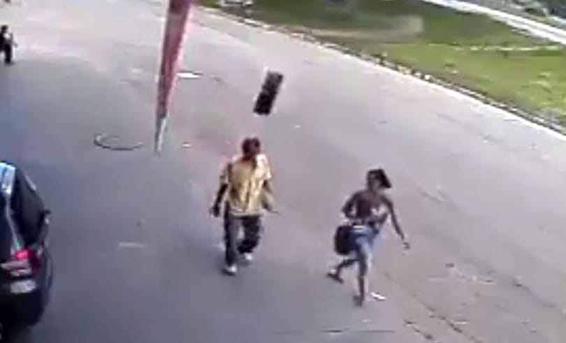 Ezért borzasztóan veszélyes, ha elszabadul egy autó kereke – videó