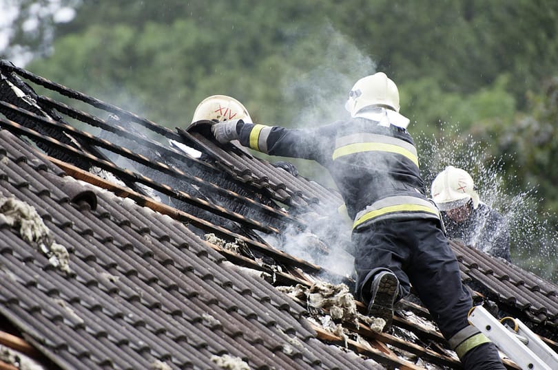 Fotók: Villám csapta házat oltanak a tűzoltók Budapesten