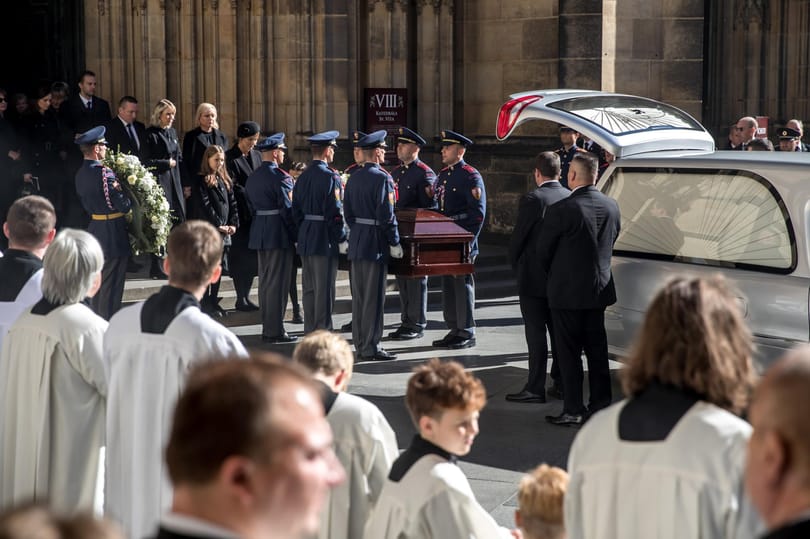Hősnek kijáró temetést kapott Karel Gott