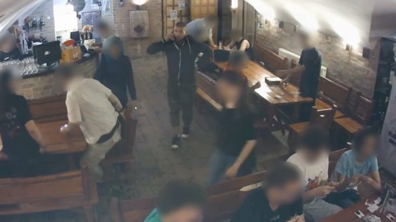 Nem sokáig örülhet a lopott telefonnak ez a terézvárosi férfi, felvette a kamera