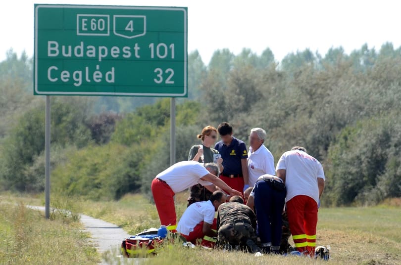 Ejtőernyős baleset: egy kék teherautót vizsgálnak a rendőrök