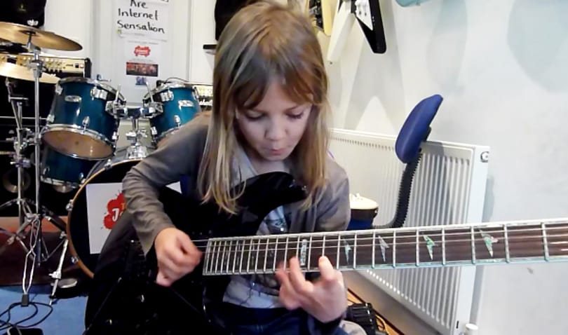 Gitárhős nyolc évesen: Zoe Thomson úgy riffel, mint a legnagyobbak (videó)