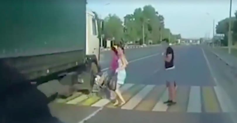 Életveszélyes a szentendrei gyalogátkelőhely, de az önkormányzat és a közút egymásra mutogat