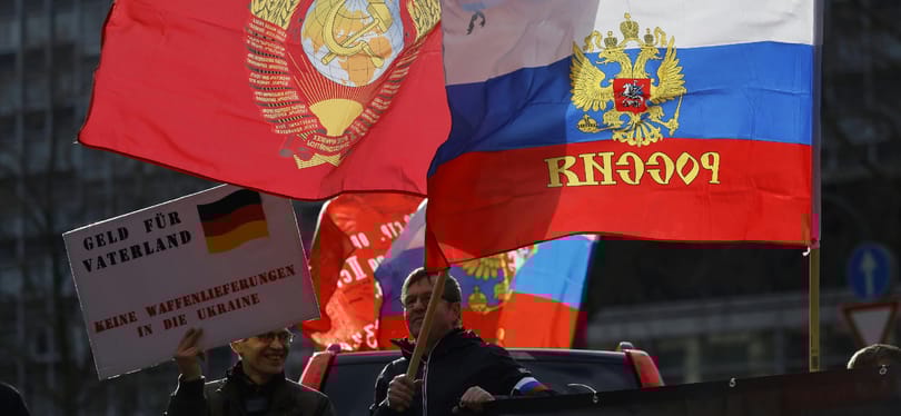Fellazít és lázít Európában az orosz propaganda, a magyar kormánypárti média ingyen is terjeszti
