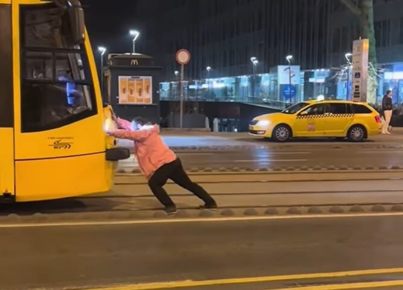 Tagadja bűnösségét a férfi, aki őrjöngve próbálta eltolni a 4-es, 6-os villamost