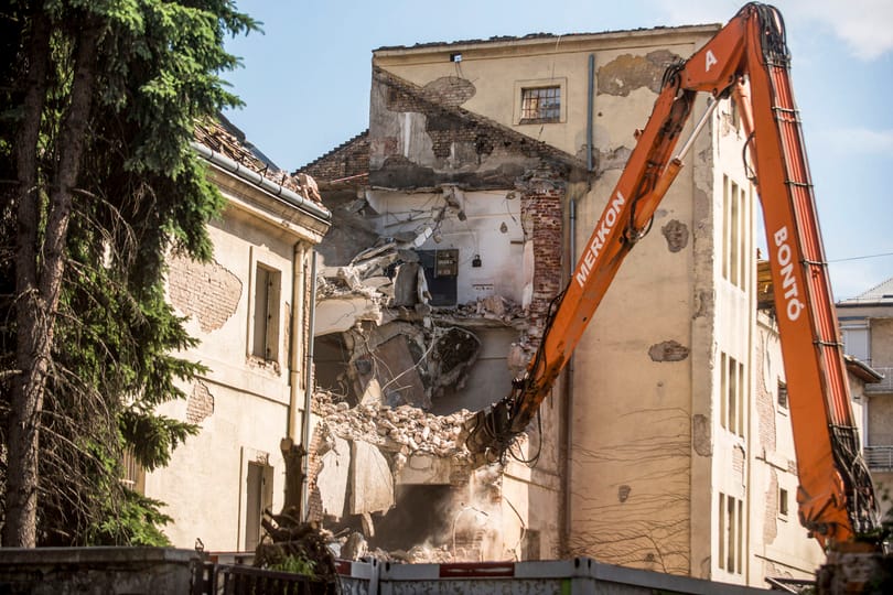 Hiába a tiltakozás, szálloda épül a Bem téren 