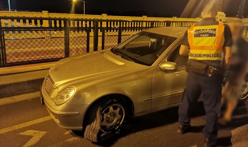 Jó ötletnek találta egy sofőr, hogy ittasan, leszakadt gumiabronccsal hajtson át a Margit hídon