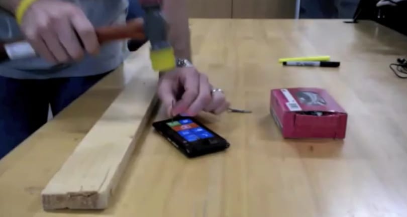 Videó – Nokia Lumia 900 kalapácsteszt