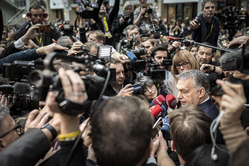 Megrohanták az újságírók Orbánt az uniós csúcs sajtótermében – fotó