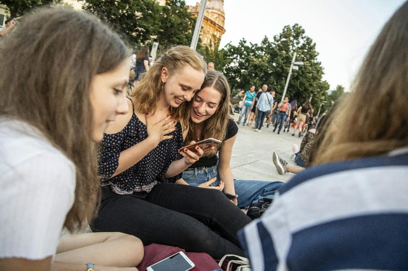 Két dolognak hisznek a magyar fiatalok: az influenszereknek és az áraknak