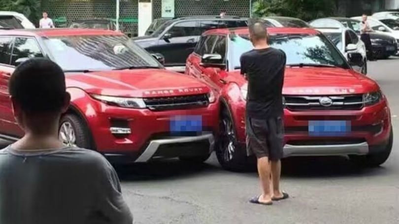 Bájos, amikor egy igazi Range Rover karambolozik kínai másolatával - fotó