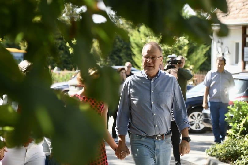 Két program között gyorsan hurkázott egyet Navracsics Tibor