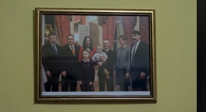 Olyan családnál járt Orbán, ahol ő figyel a falon