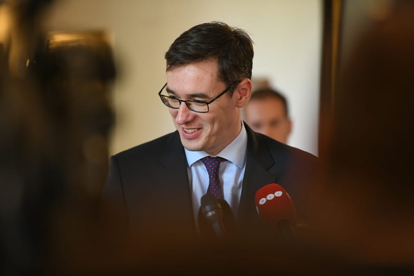 Karácsony Gergely kitette a kurd zászlót a Városházára