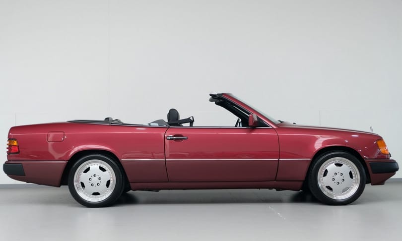 3 évtizeddel fiatalítja meg lelkünket ez a gyönyörű 4 személyes kabrió Mercedes