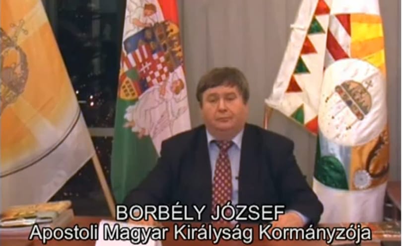 Az Apostoli Királyság betiltja a pártokat, és folyamatosan veszi át az irányítást