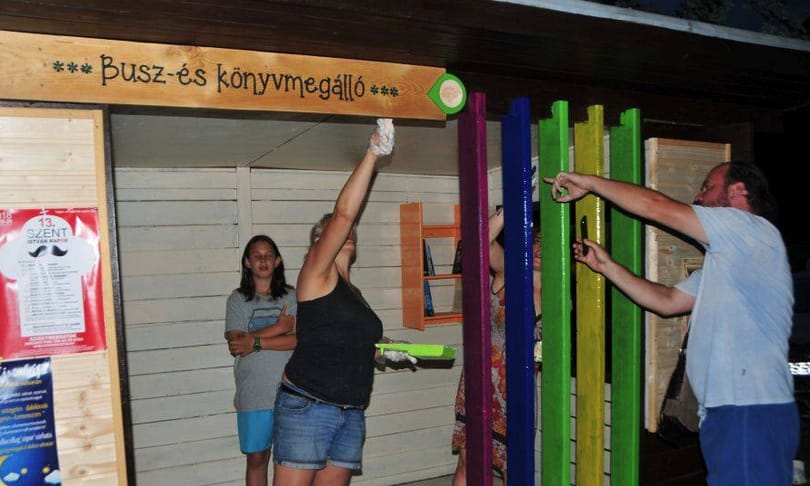A nap fotói: egyedi busz- és könyvmegállót készítettek a surányiak