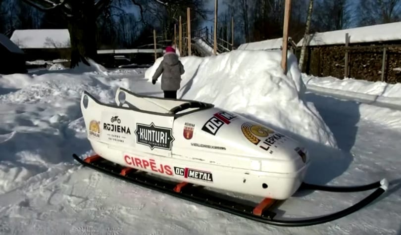 Saját bobpályát épített a kertjében egy lett apuka