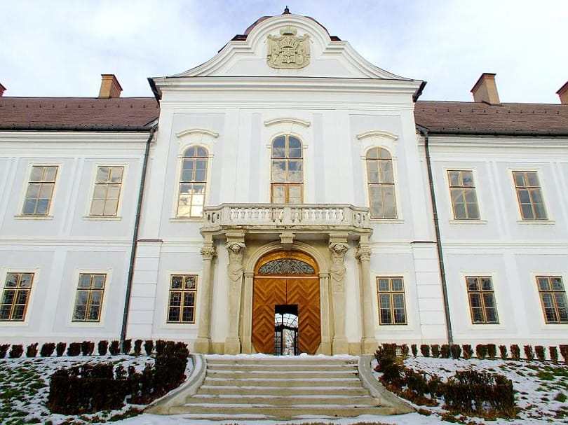Hajósnak felújított kastélya is van