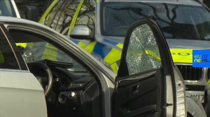 Szándékosan a londoni ukrán nagykövet autójába hajtottak, a rendőrök fegyvert használtak