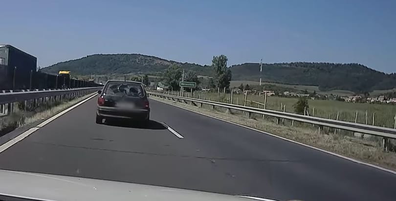 Egy belső sávban „ragadt” autóst büntettek a rendőrök – videó