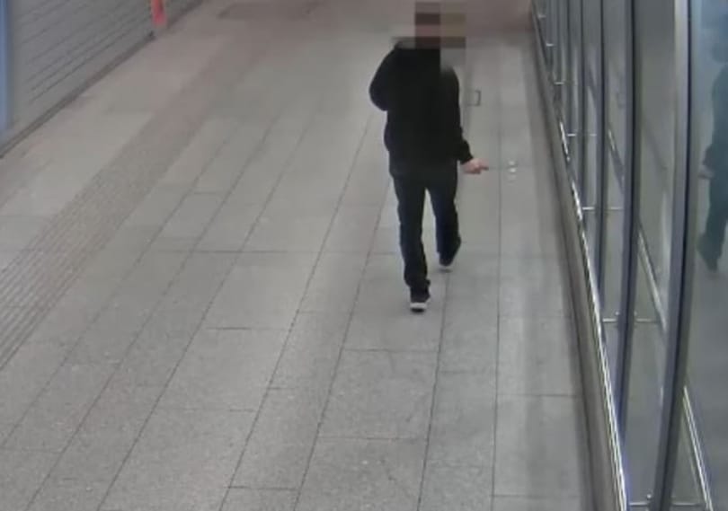 Húsklop­fo­lóval verte szét, ami az útjába került a Kelenföldi pályaudvarnál – videó