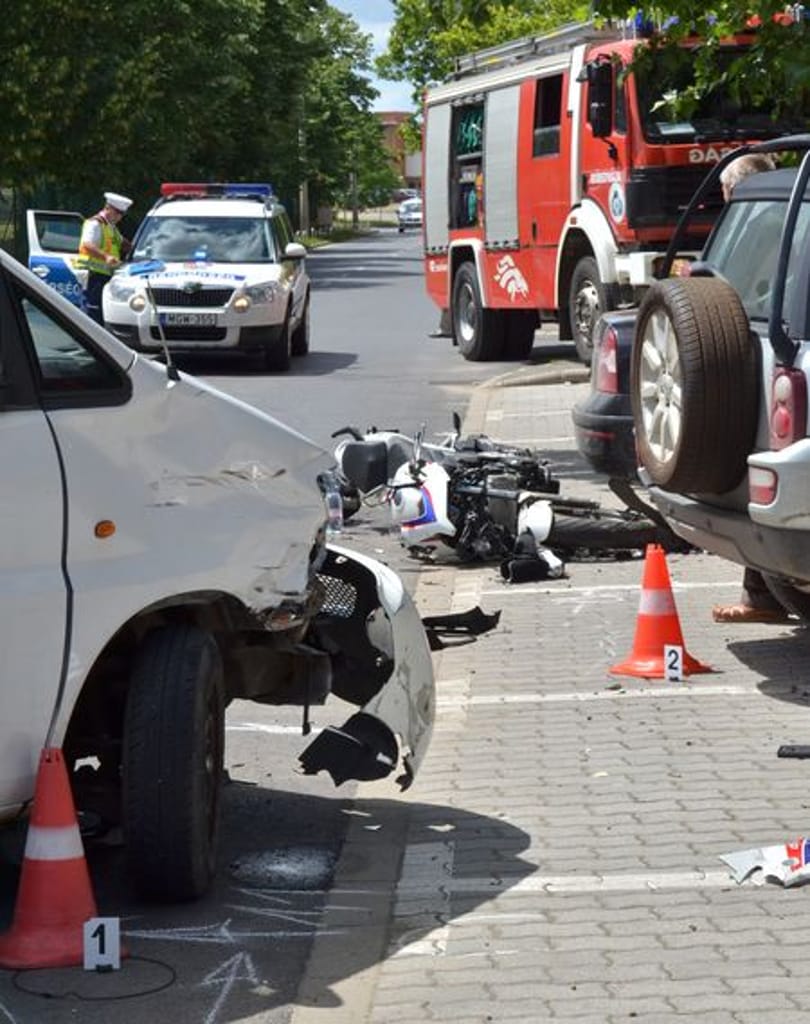 Mikrobusszal ütközött, majd parkoló autóknak csapódott egy motoros