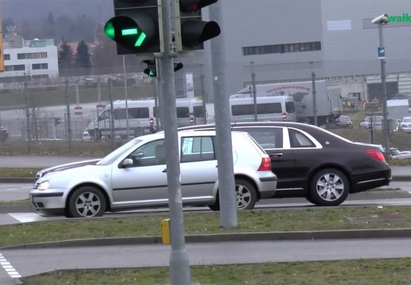 Igazi Góliát az új Pullman Mercedes egy VW Golf mellett – videó