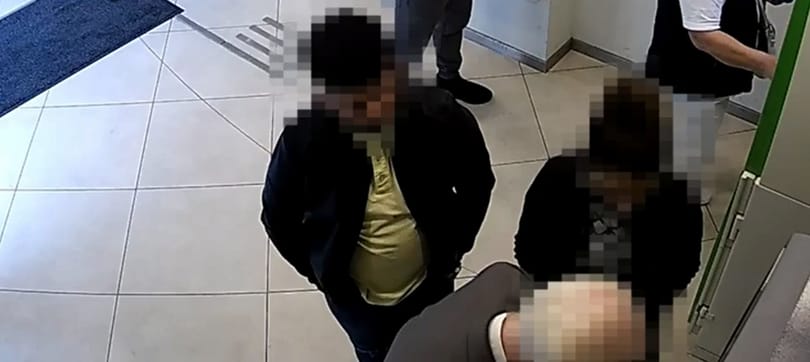 Pénzfelvétel közben fosztottak ki időseket, videón, ahogy a bűnbanda dolgozott