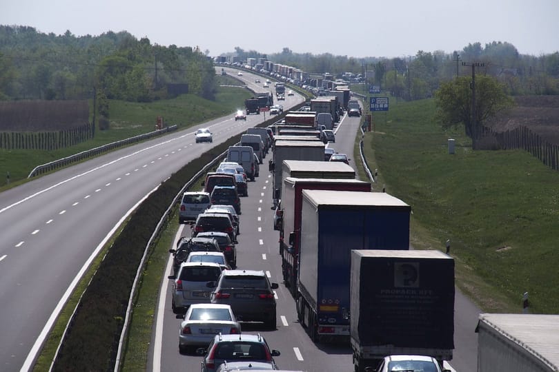 Itt a nyári hétvége - aszfaltozás, hídjavítás az autópályákon
