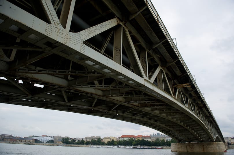 A Petőfi híd tönkrement, de legalább két év, mire hozzáfognak a javításhoz