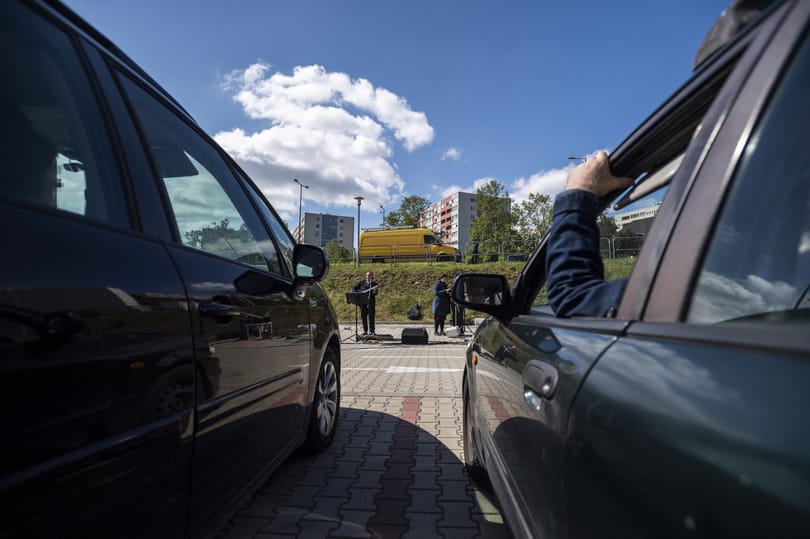 Parkolóban tartott autós istentiszteletet egy református pap