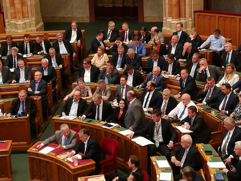 1,5 milliónál is többet keres több fideszes politikus is, de egyszer sem szólaltak fel