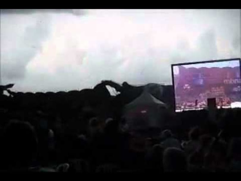 Amatőr videó: összedőlt a nagyszínpad egy zenei fesztiválon