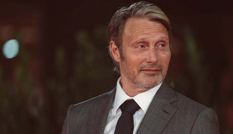 Mads Mikkelsen egy budapesti reggelizőben szelfizett a személyzettel