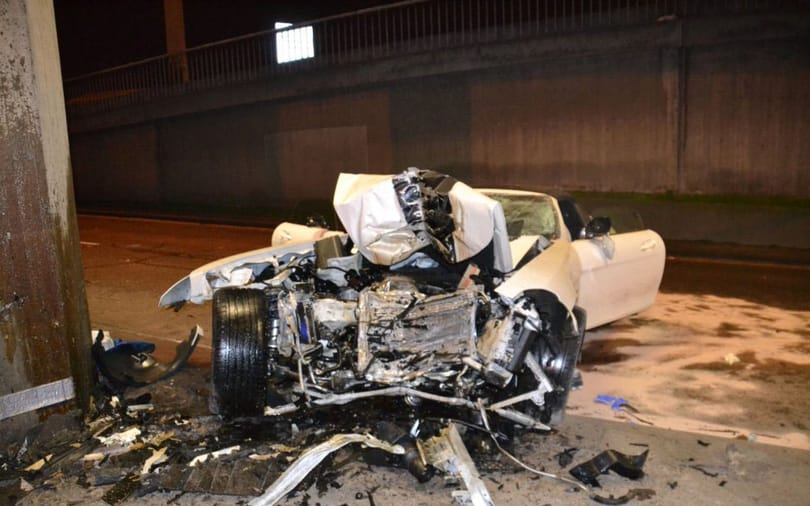 Hídlábnak ütközött, és rommá tört egy Merci SLS AMG – fotók