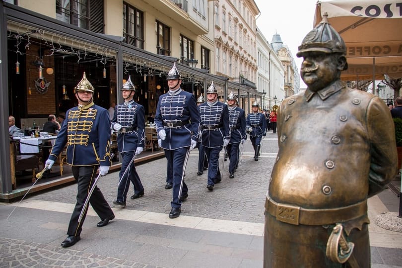 Fotók: Kosztümös tűzoltó-flashmobot tartottak a Belvárosban