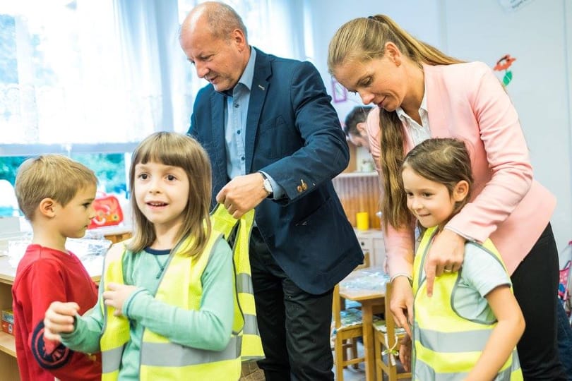Kapaszkodjon: nem politikai pedofília, ha gyerekkel kampányol a politikus
