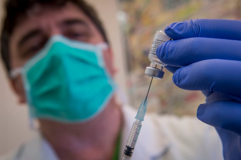 A Sanofi is rááll a Pfizer-vakcinára, 100 millió adagot gyárt le idén