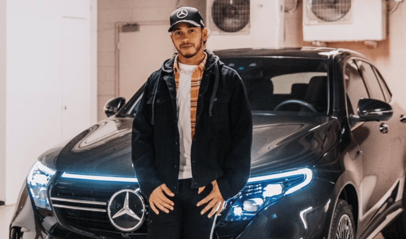 Egész büszkén feszít Lewis Hamilton egy kakukktojásnak tűnő autó mellett