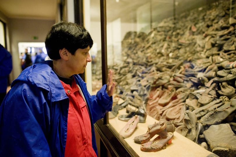 Fotók: magyar zarándokokkal az élen indult el a menet Auschwitz-Birkenauban