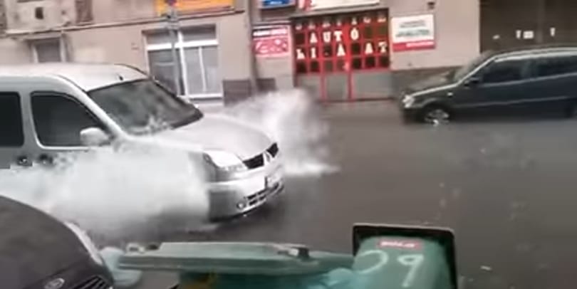 Videó: a Deák téri aluljáróban vízlépcső lett, az Oktogont elöntötte a víz 
