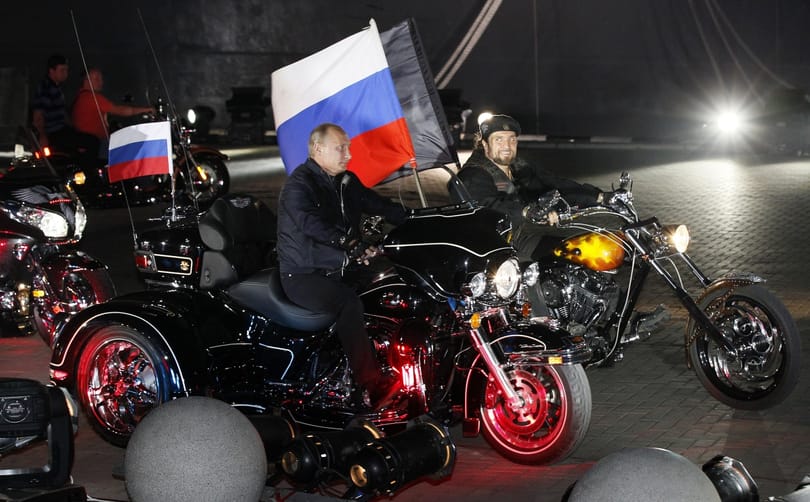 Putyin az Éjszakai Farkasokkal motorozott a Krímben