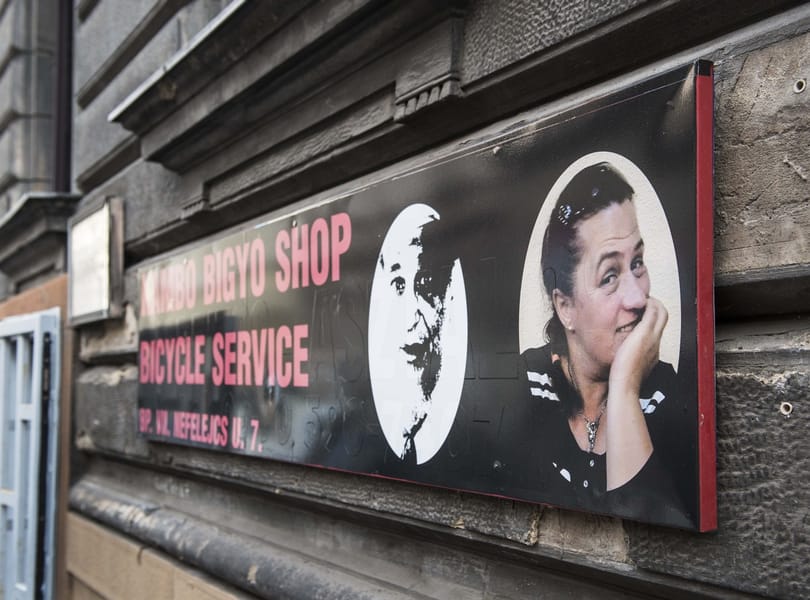 Hová folynak a képeslapos kéregetőknek adott forintok?