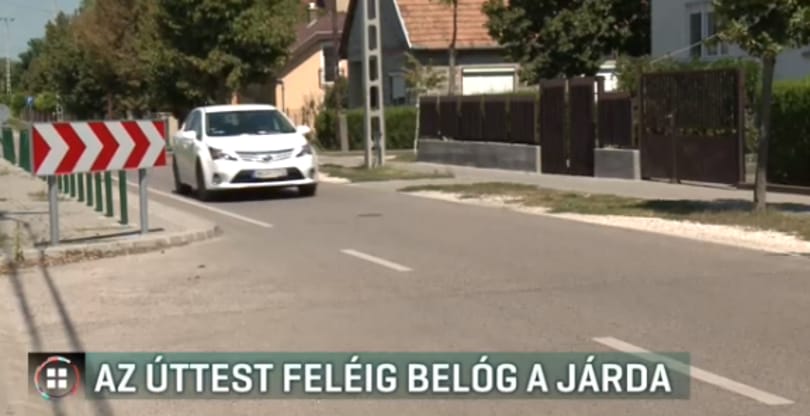 Az úttest feléig belógó járdát kell kerülgetniük az autósoknak Szigetszentmiklóson