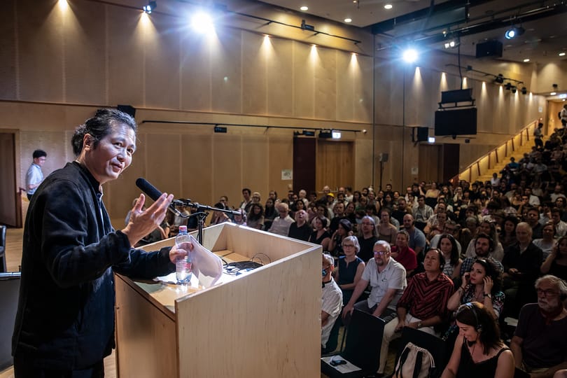 A folyamatos szörfölés közepette fokozottan aktuális a sztárfilozófus, Byung-Chul Han esszéje az elidőzés művészetéről