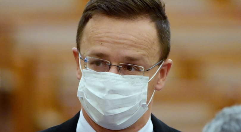 Több tízmilliárdból vásárolna kínai és orosz vakcinát a kormány, Szijjártó megy majd értük