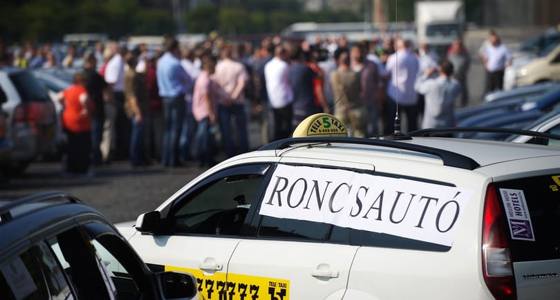 Fix tarifáért tüntetnek a fővárosi taxisok