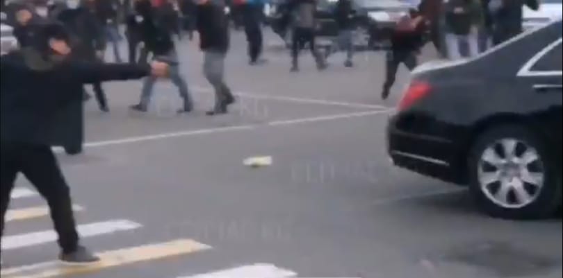 Rálőttek a volt kirgiz államfő autójára, rendkívüli állapotot hirdettek a fővárosban